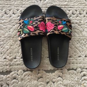 Steve Madden Slides with Leopard print and flower details